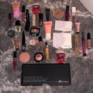 MAKE UP BUNDLE.